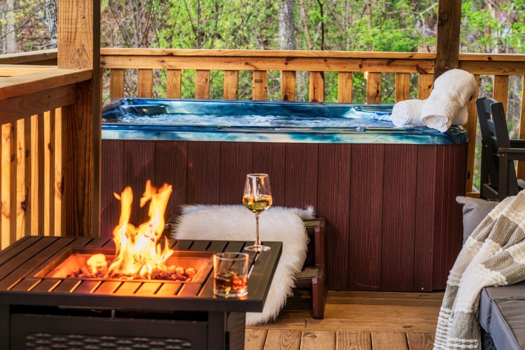 Mountainscape - Brand New Cabin W Views - Hottub - Firetable - Ps5 - Pooltable - 3 Pools جاتلينبرج المظهر الخارجي الصورة