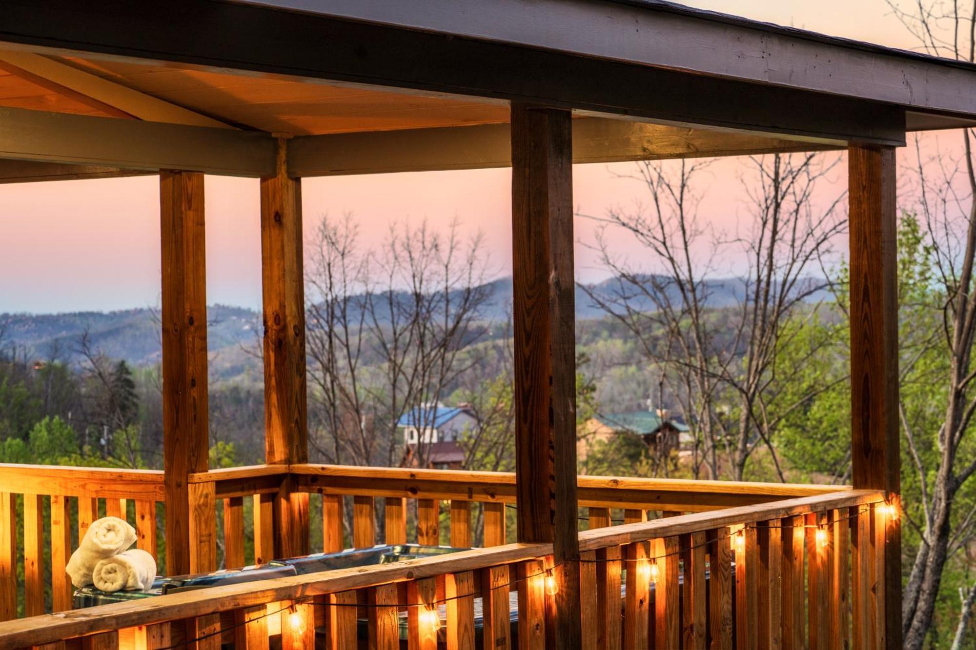 Mountainscape - Brand New Cabin W Views - Hottub - Firetable - Ps5 - Pooltable - 3 Pools جاتلينبرج المظهر الخارجي الصورة