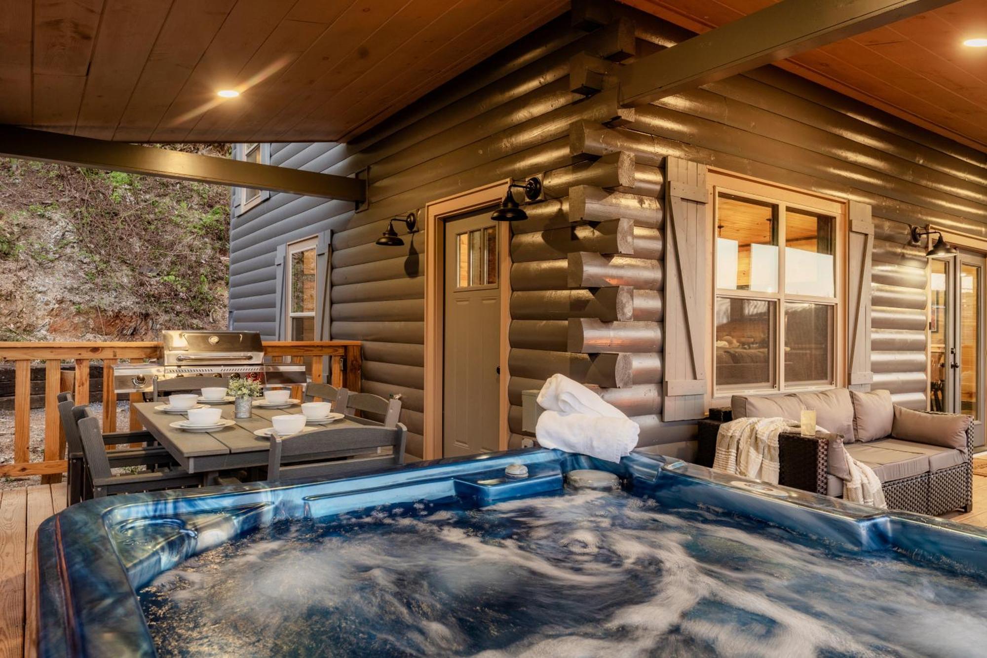 Mountainscape - Brand New Cabin W Views - Hottub - Firetable - Ps5 - Pooltable - 3 Pools جاتلينبرج المظهر الخارجي الصورة