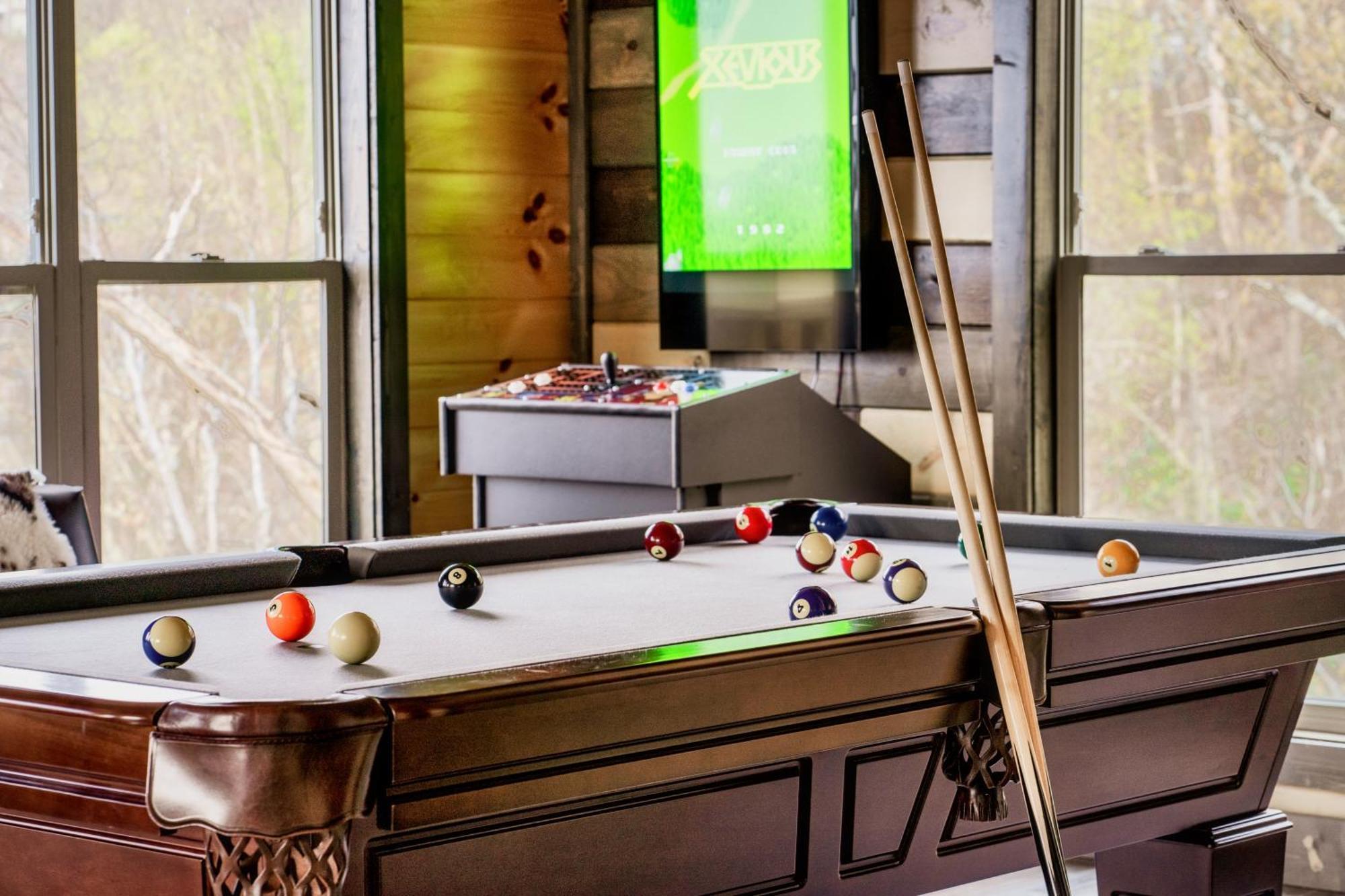 Mountainscape - Brand New Cabin W Views - Hottub - Firetable - Ps5 - Pooltable - 3 Pools جاتلينبرج المظهر الخارجي الصورة